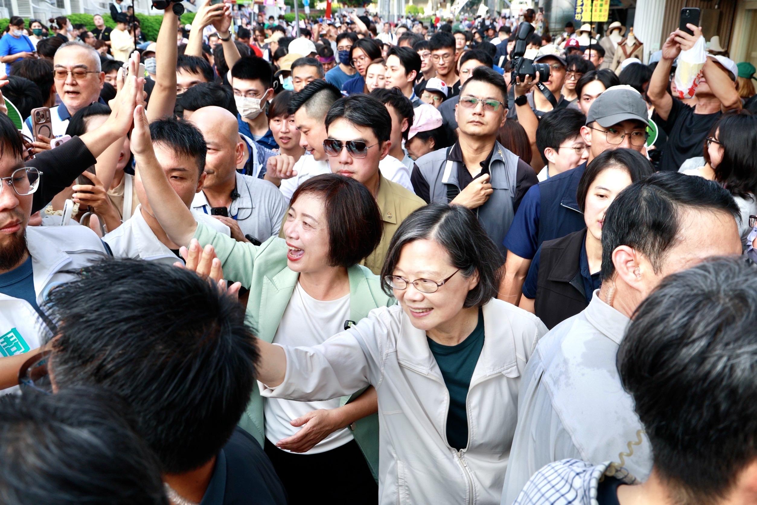 (影)蔡英文現身台中力挺何欣純 現場「凍蒜」震天 幽默催票嗨翻全場