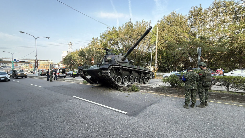 苗栗台13線戰車撞分隔島 國軍:疑煞車系統故障