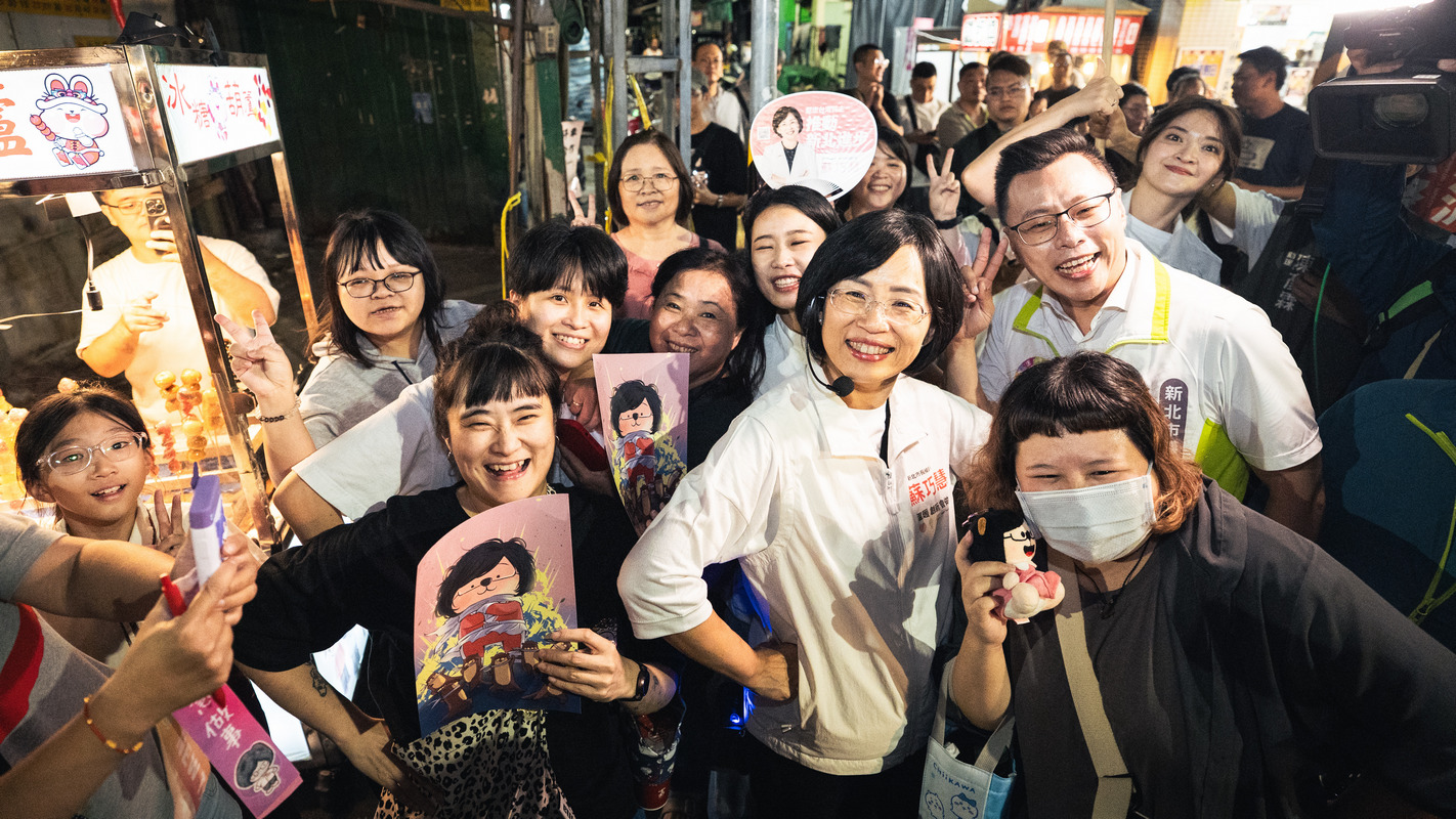 蘇巧慧三峽、新莊掃街超高人氣!數百位民眾排隊合照