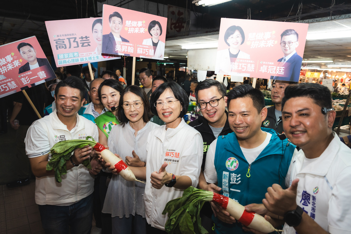  有攤商主動送上菜頭，祝福蘇巧慧選戰「好彩頭」，現場氣氛相當熱絡。 圖：蘇巧慧競總提供 