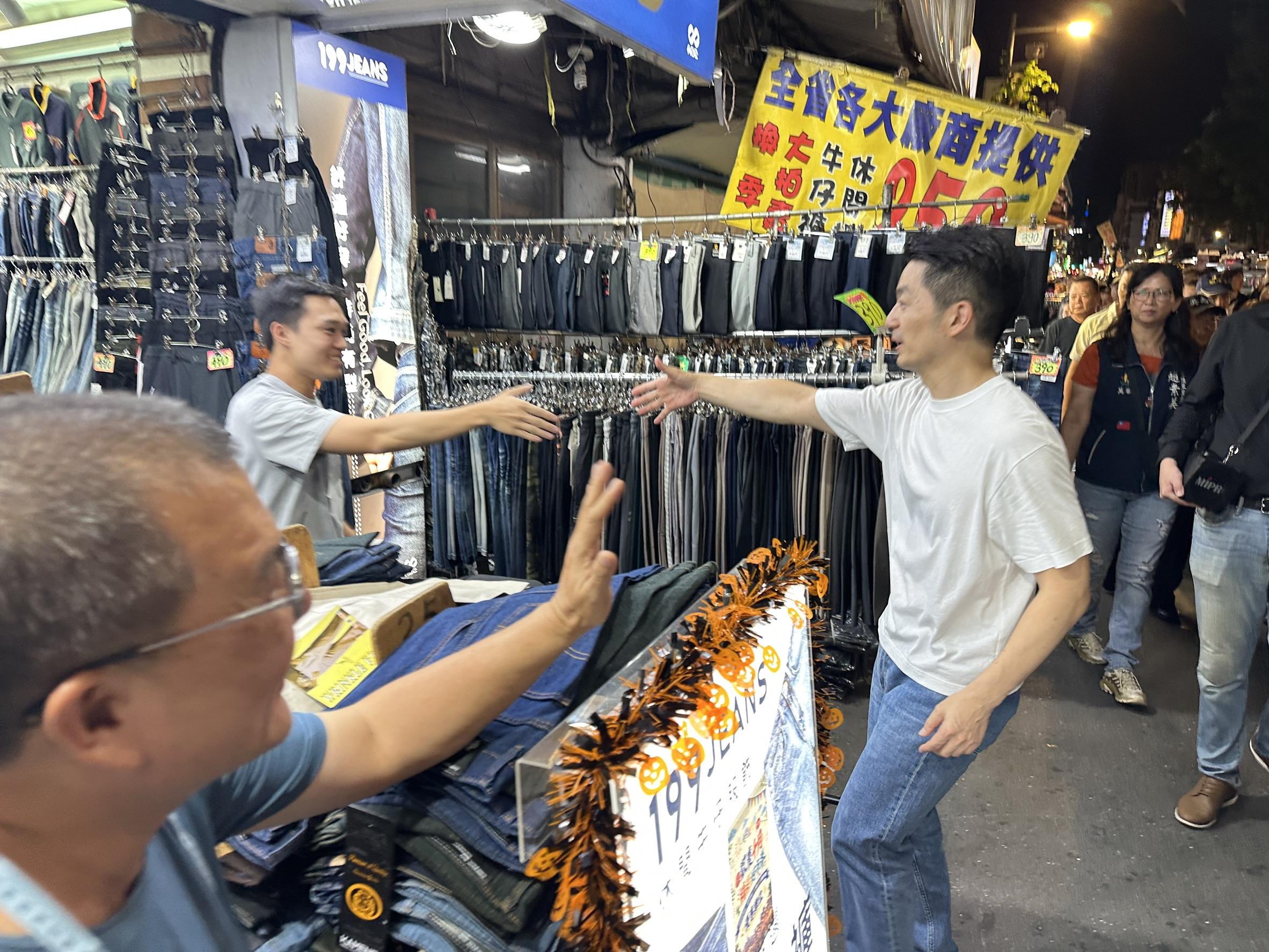蔣萬安視察夜市變掃街?洪婉臻翻4年前發言:應同標準受檢驗