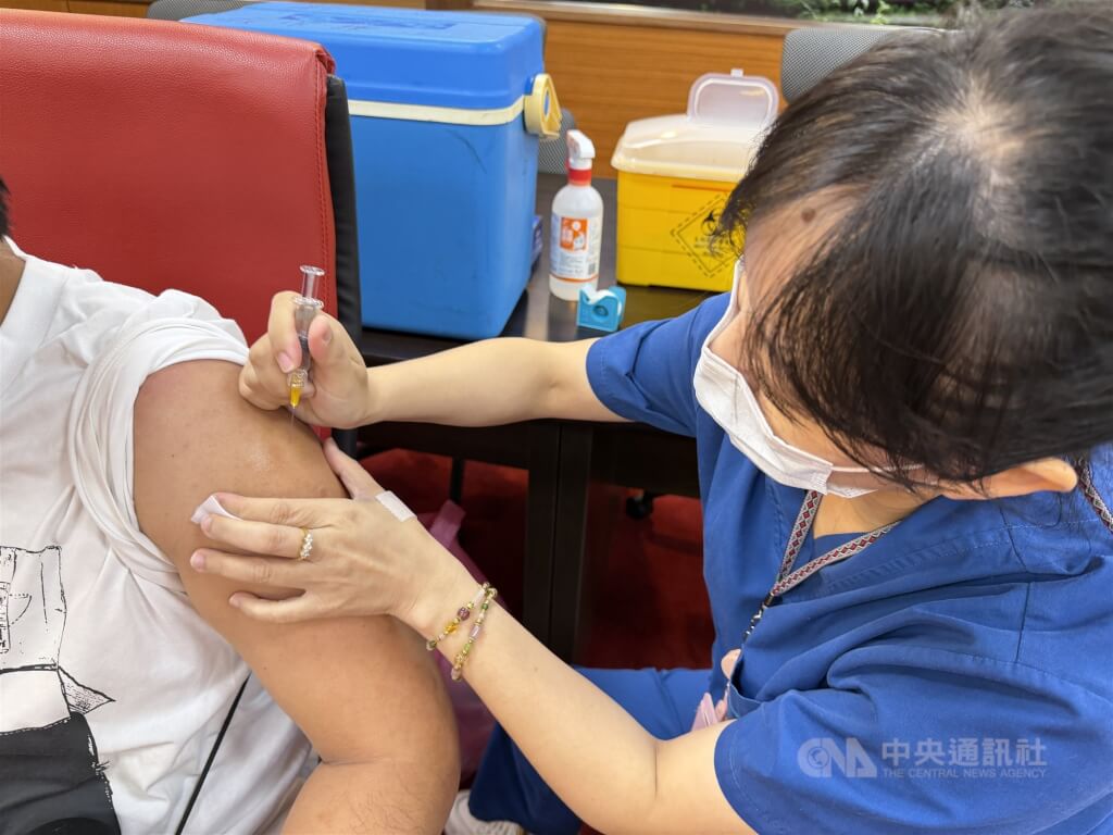 「左流右新」打氣搶搶滾 流感疫苗半個月接種破300萬劑
