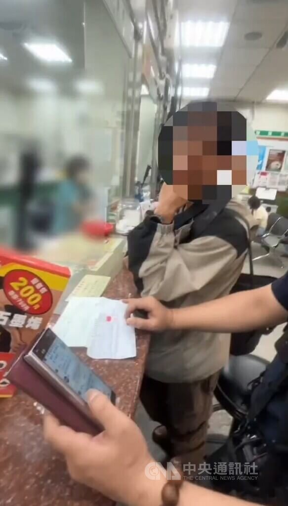 網戀女友稱父亡缺喪葬費 男險匯3萬台中警郵阻詐