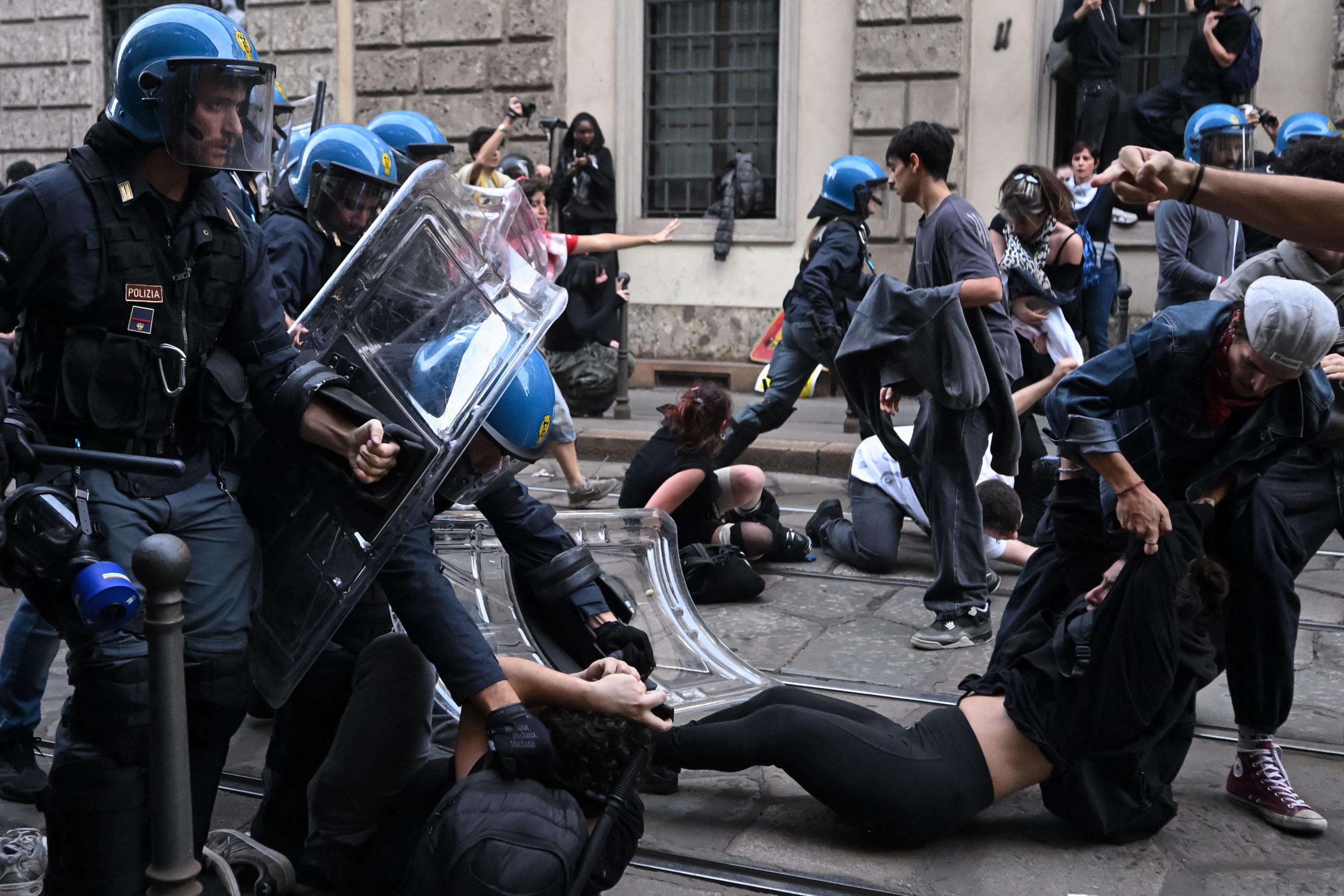  義大利警方在多個示威區域逮補示威者。 圖：翻攝自 Ｘ @Agenzia_Ansa 
