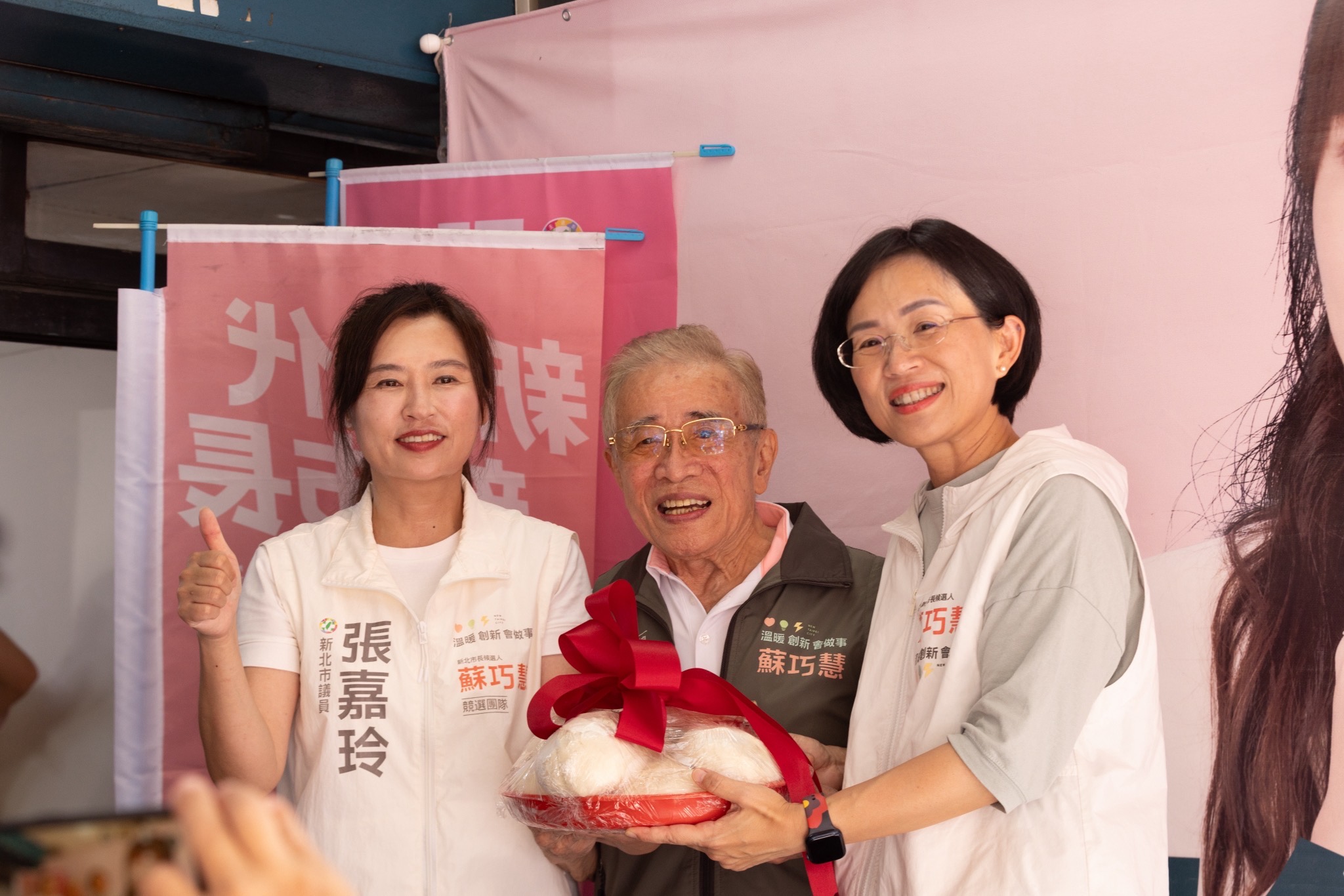  蘇巧慧今（18）天前往中和出席新北市議員張嘉玲「員山後援會成立茶會」，許多民眾一看到蘇巧慧紛紛高喊「新北慧贏！」、「一定支持妳」！ 圖：蘇巧慧競總提供 