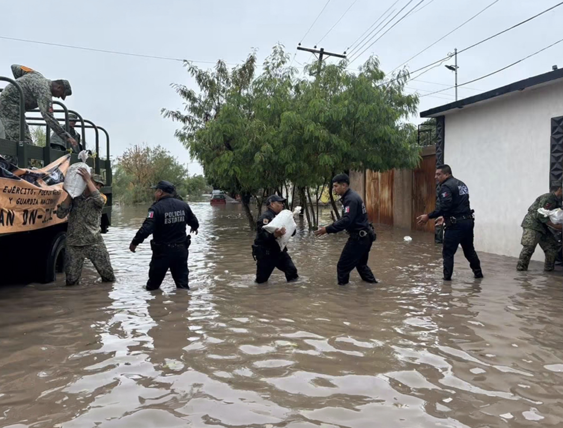  豪雨為墨西哥西岸多州帶來災情，當地警消單位積極運送物資。 圖：翻攝自 Ｘ @Defensamx1 