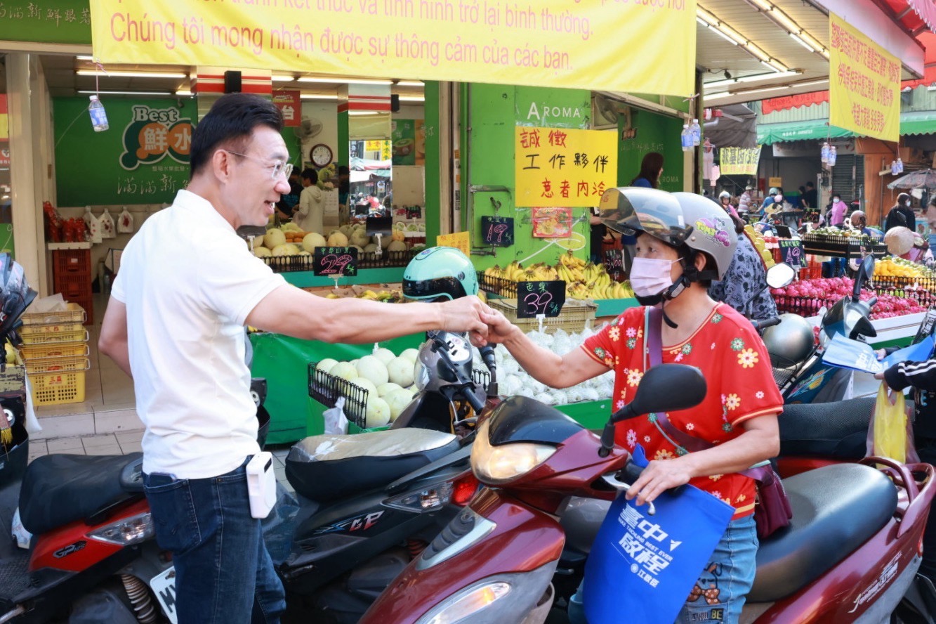 江啟臣屯區掃市場人氣旺 端長輩福利牛肉喊話黨內團結