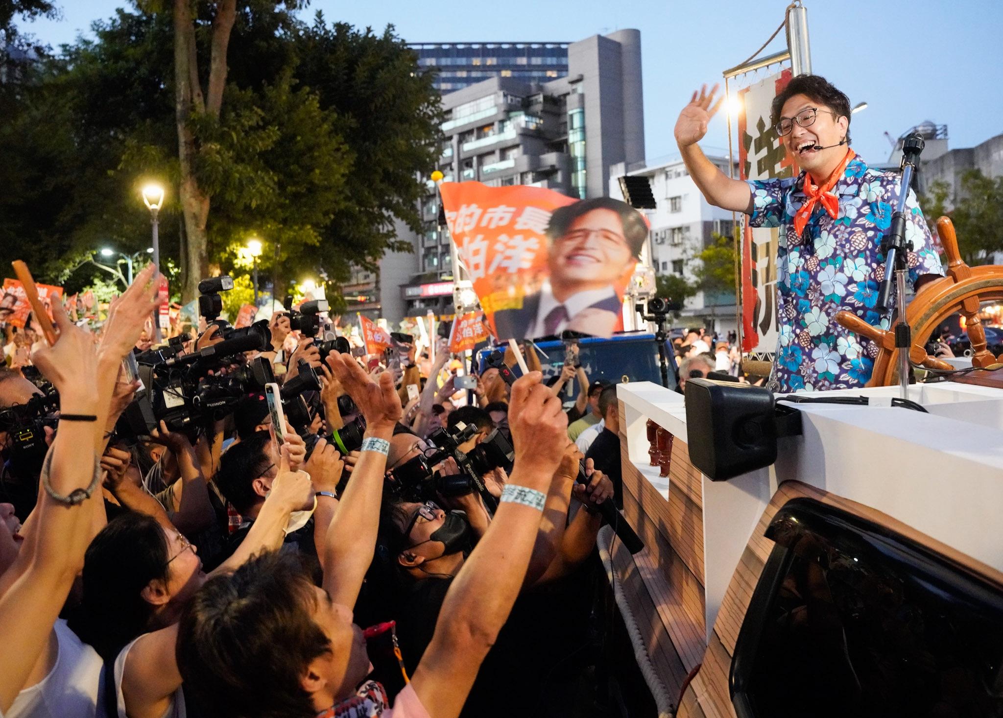 現場直擊》沈伯洋車掃直搗松信票倉 民權公園湧逾2萬人、吳崢稱參與人數達15萬