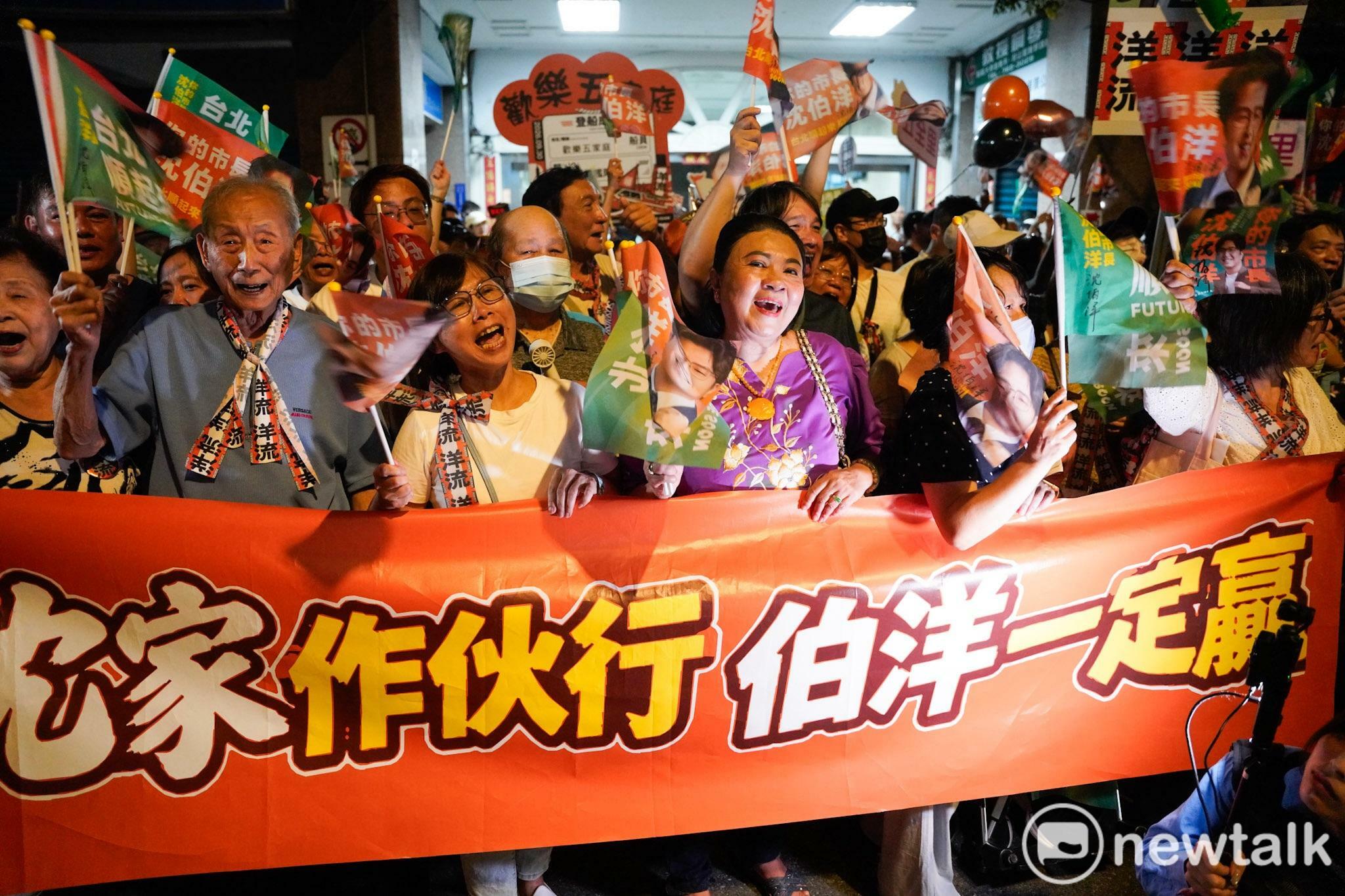  沈伯洋向路旁的家人揮手致意，親友與支持者共同為車隊加油。 圖：張良一/攝 