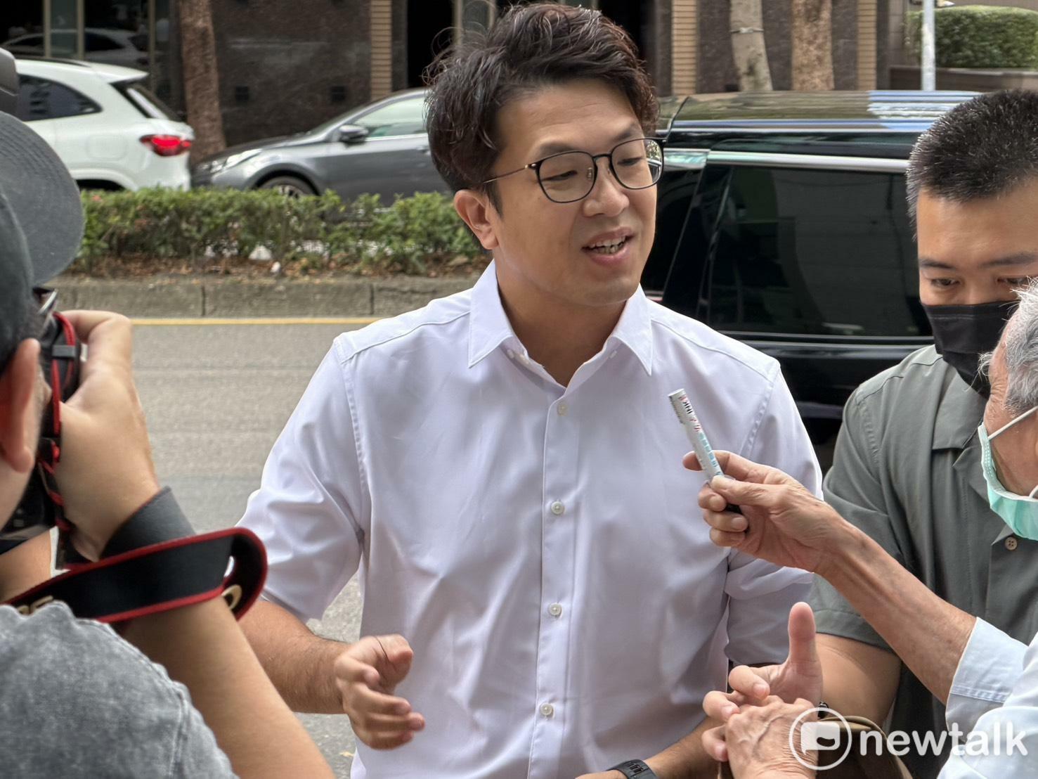 藍議員稱社子島下跪阿嬤領高薪 沈伯洋動怒:這是誹謗