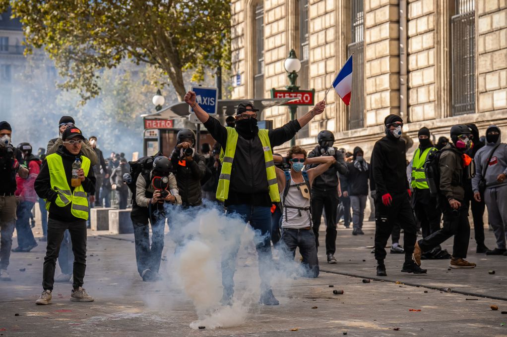  身穿醒目顏色背心的抗議人士走上街頭，表達自己的不滿。法國內政部長努涅斯證實，光是 17 日當日，就有約 55 萬位民眾參與抗議活動，其中11萬聚集在首都巴黎。 圖：翻攝自新華社 