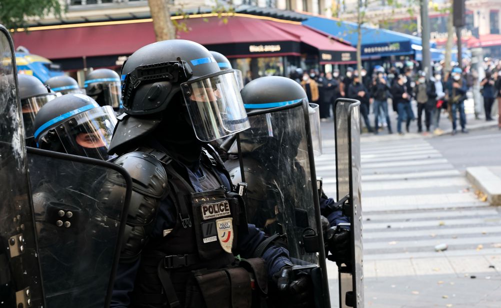  巴黎警方也採取行動應對抗議人士，甚至在部分地區使用催淚瓦斯。 圖：翻攝自新華社 