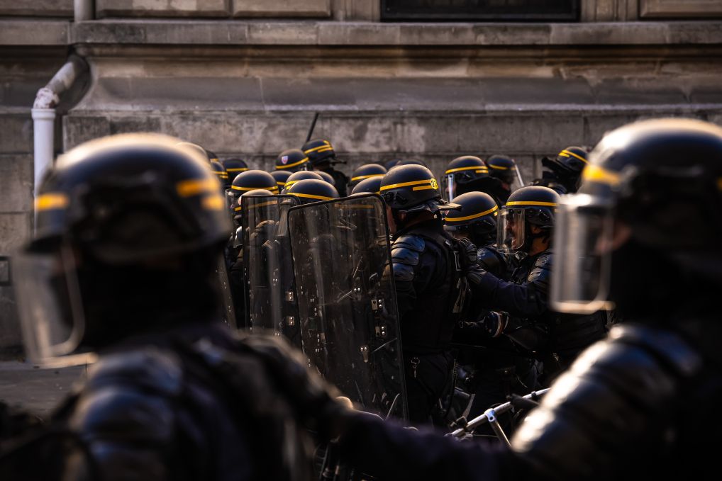 法國內政部長努內茲則坦承，儘管政府17日部署約6萬名警察及其他安全人員，仍未能完全控制暴力人群。 圖：翻攝自新華社 