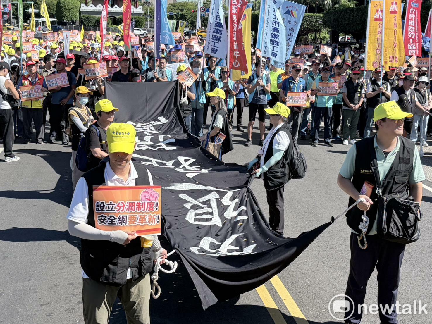 逾2千勞工不懼酷熱集結凱道 盼提高勞退雇提、分潤制度入法