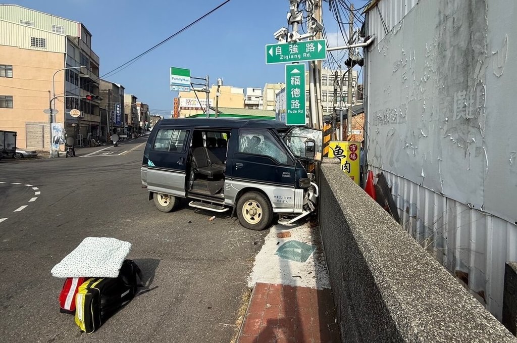 苗栗通霄廂型車自撞號誌桿 7旬夫妻1死1重傷