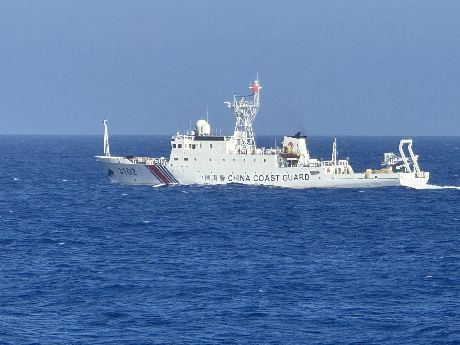 仍在對峙中!中國海警船關閉AIS侵擾東沙水域 海巡強勢廣播回擊統戰言論
