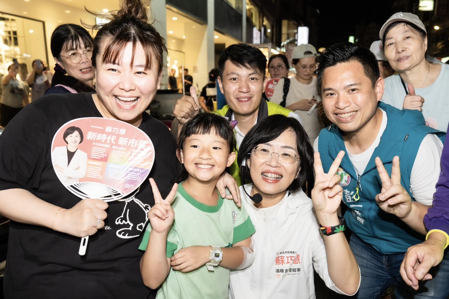  在蘇巧慧抵達樹林博愛夜市前，就有超過三百位民眾排起長長人龍，等待與她握手、合影。 圖：蘇巧慧競總提供 