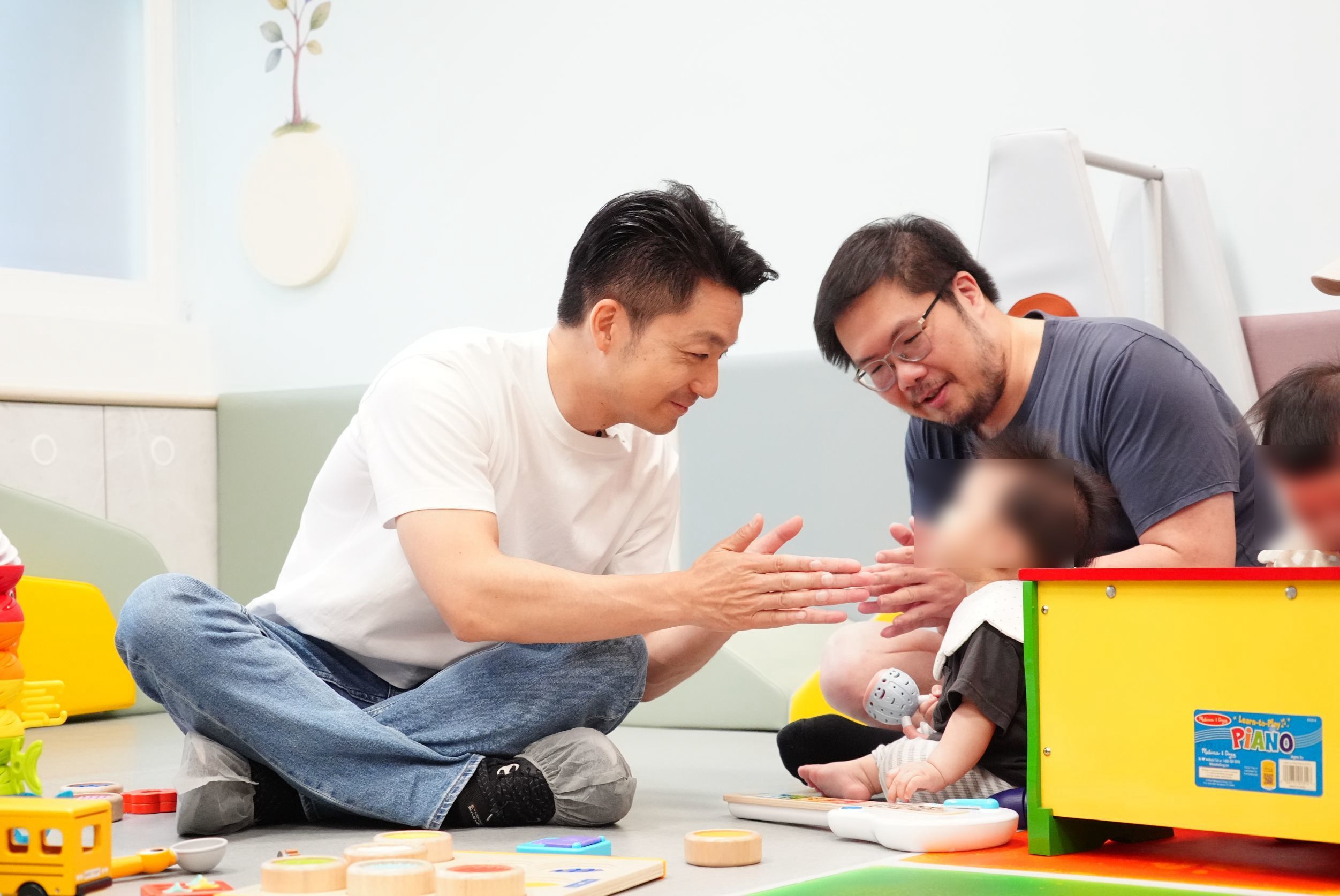 怕增高墊曝光?蔣萬安進幼童遊戲區不脫鞋穿鞋套、抱嬰「頭後仰」網轟小孩非道具