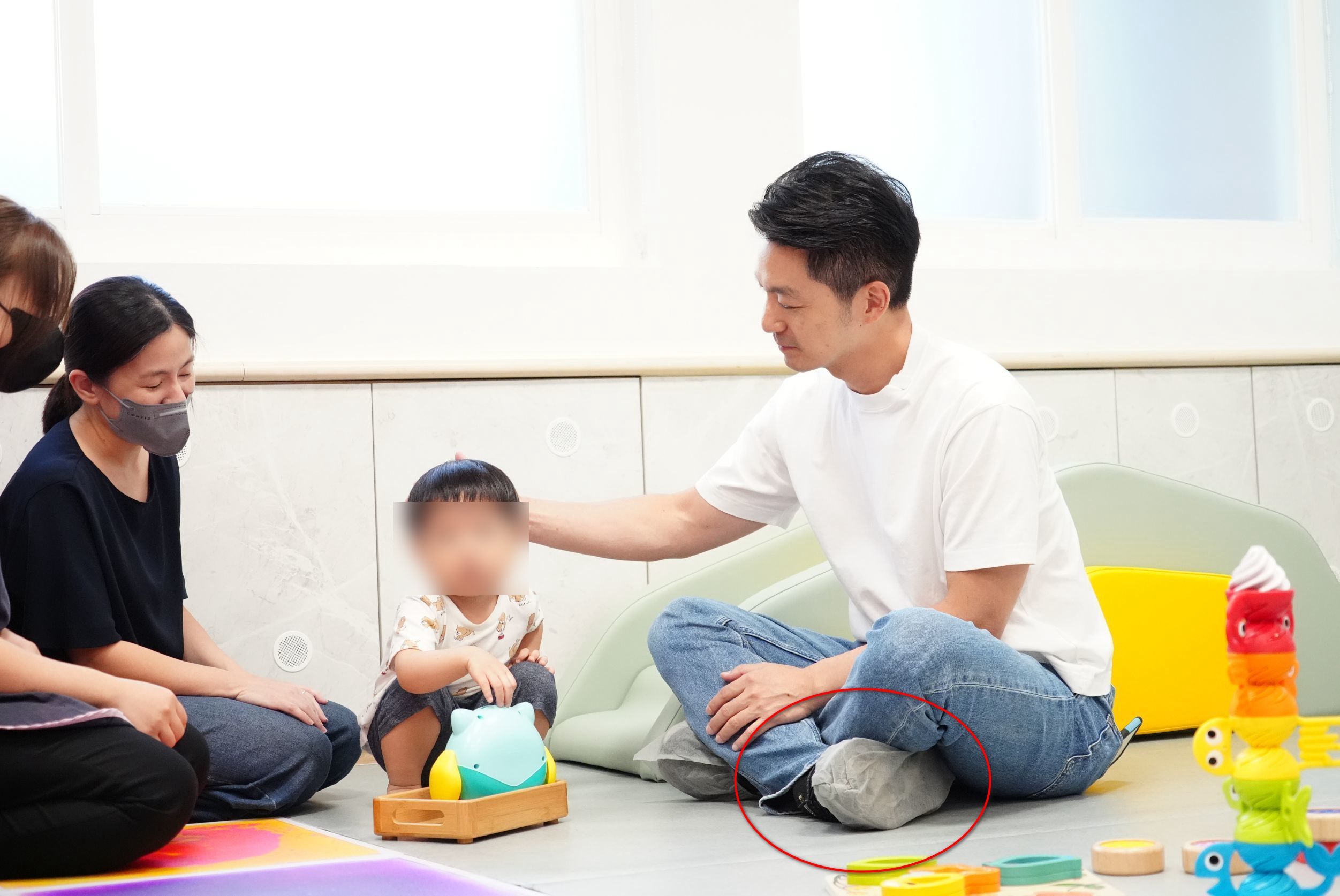 轟蔣萬安進遊戲區不脫鞋、抱嬰未護頸!律師:印證蘇傳臣說的 他什麼都不知道