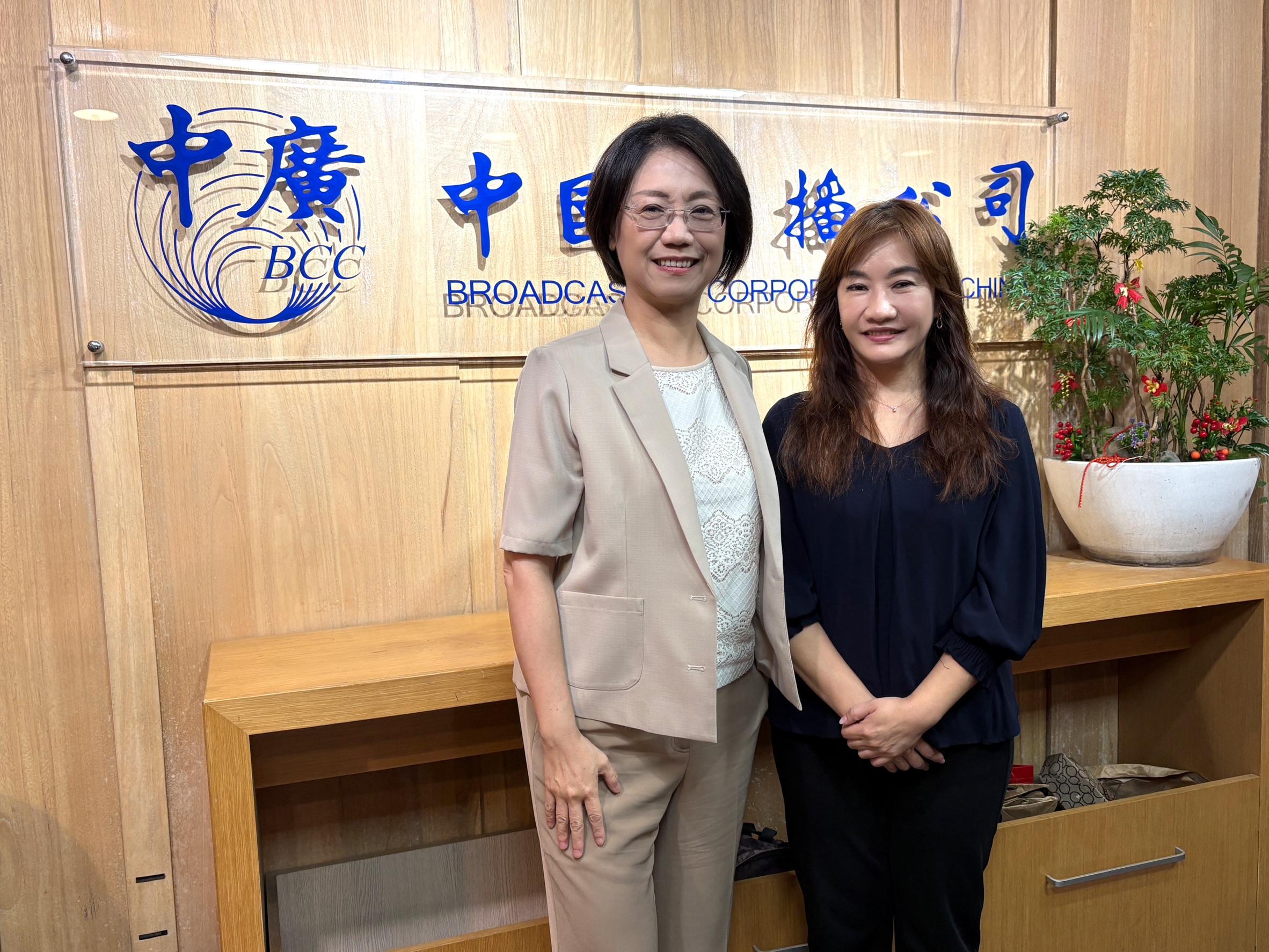 高歌「想見」沈伯洋 翁曉玲呼喚:趕快回立院開會