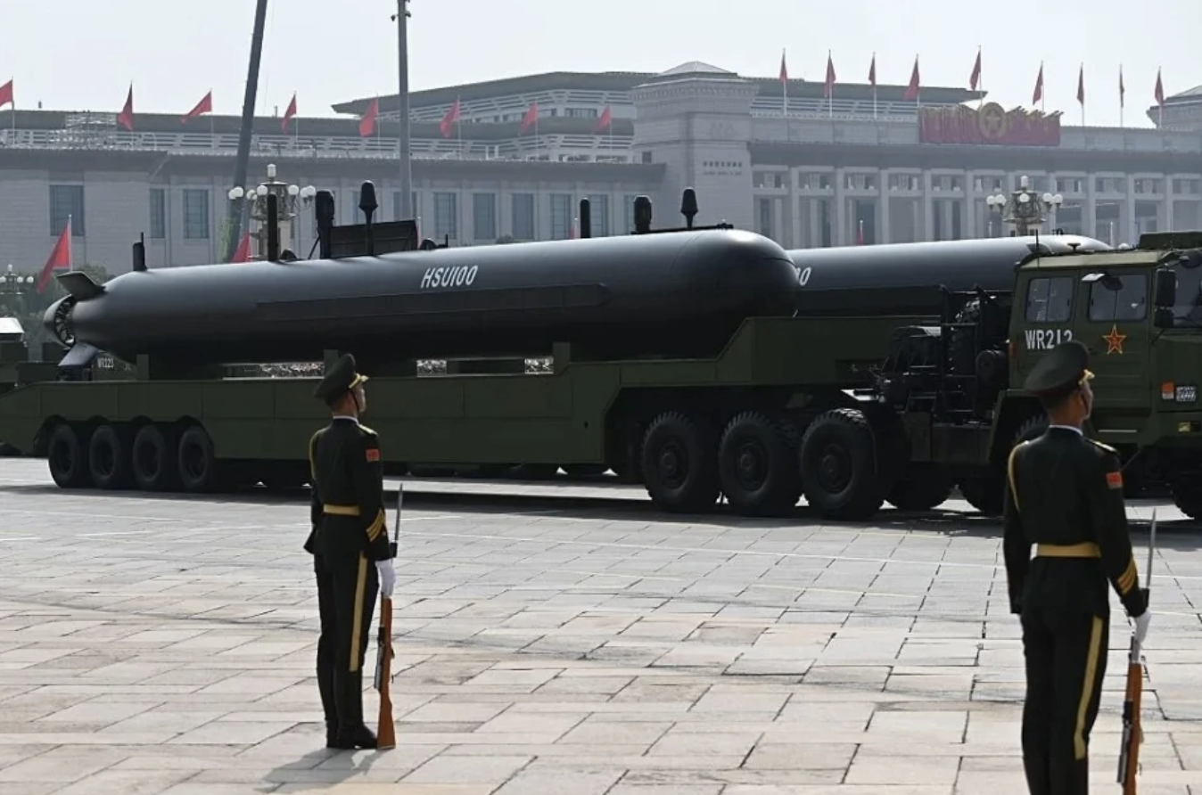 中國人民解放軍海軍的HSU100大型無人水下載具，於北京天安門廣場閱兵典禮上由重型運輸車載運展示。 圖：翻攝自 騰訊網/零度Military 