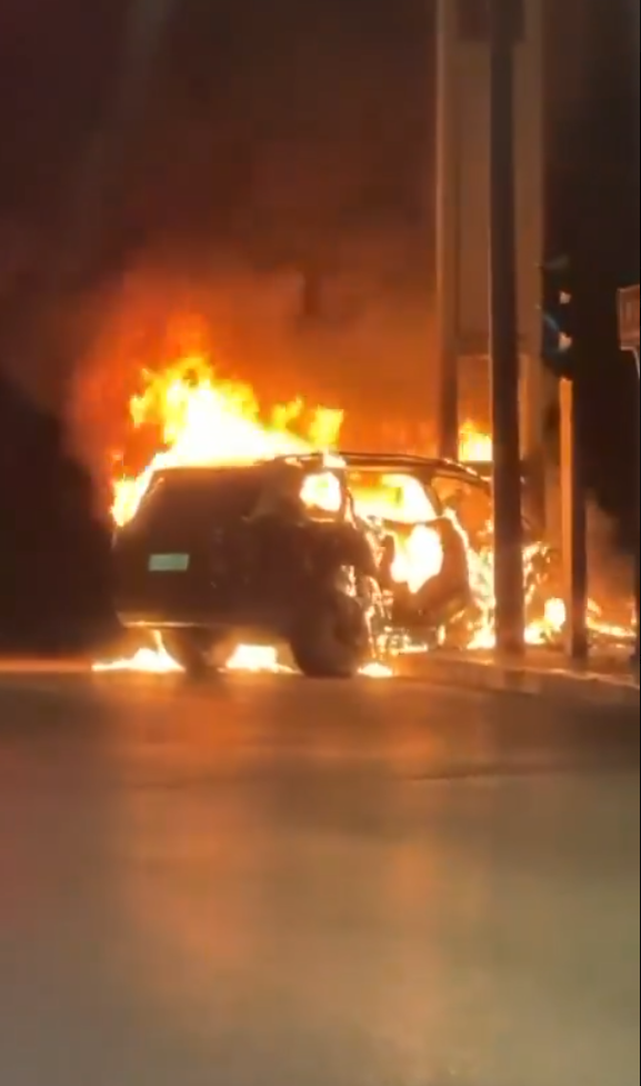 (影) 問界汽車自撞起火被疑電池爆燃! 官方回應:人工駕駛超速 引發線路短路