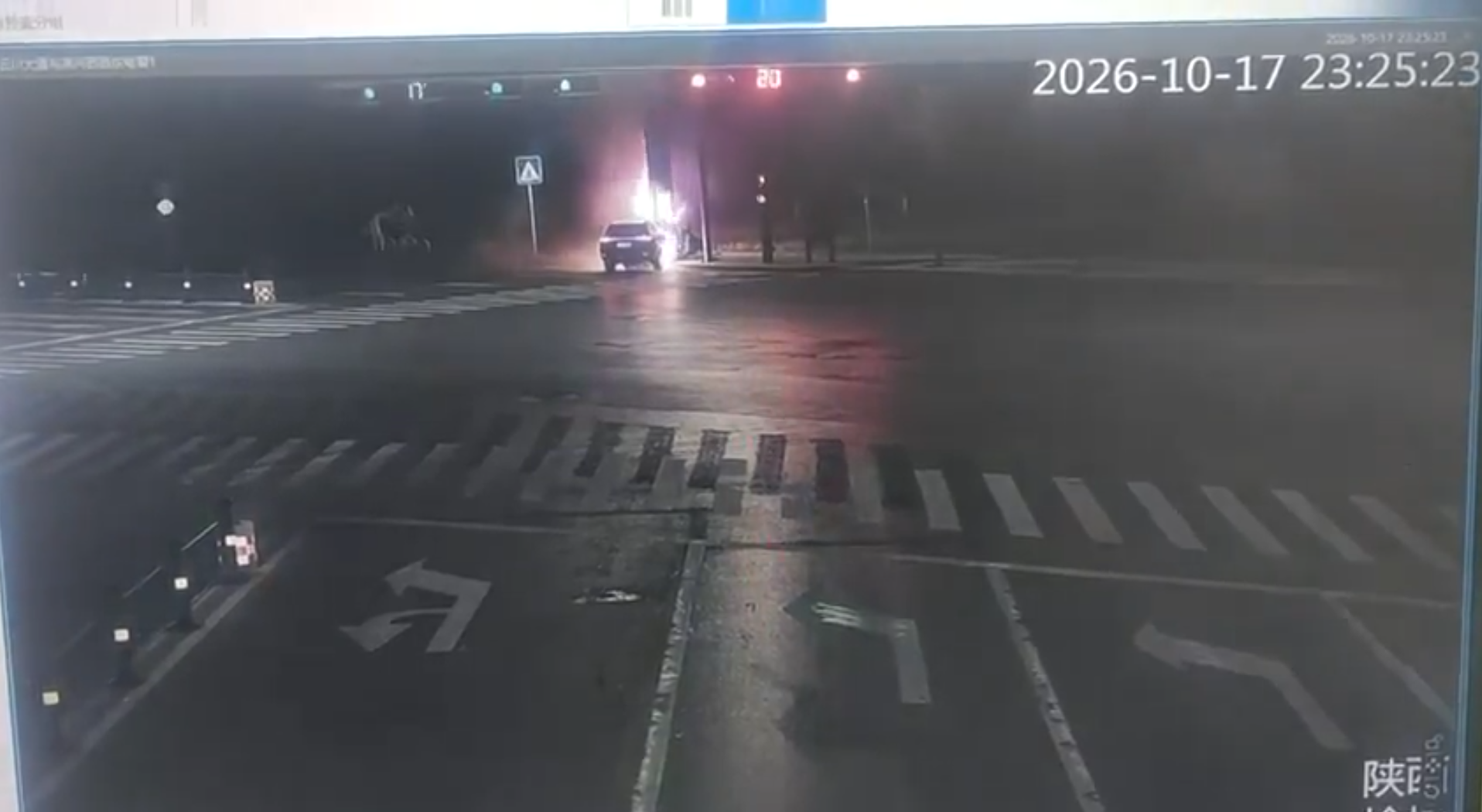  路口監視器畫面拍下車輛自撞起火的瞬間。 圖:翻攝自 X @whyyoutouzhele 