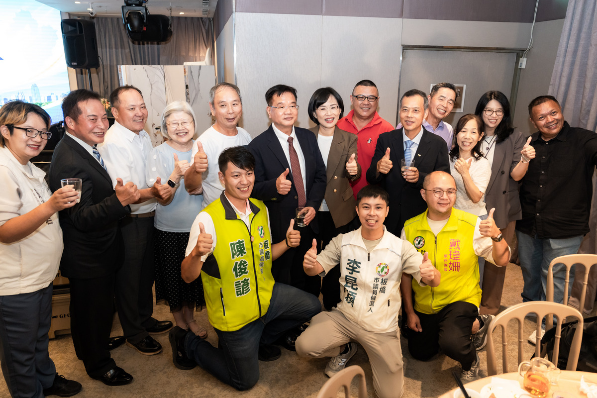  蘇巧慧受到第五屆理事長陳正剛和第六屆新任理事長鄭金卑率會員熱烈歡迎，眾人高喊「凍蒜」！ 圖：蘇巧慧競總提供 