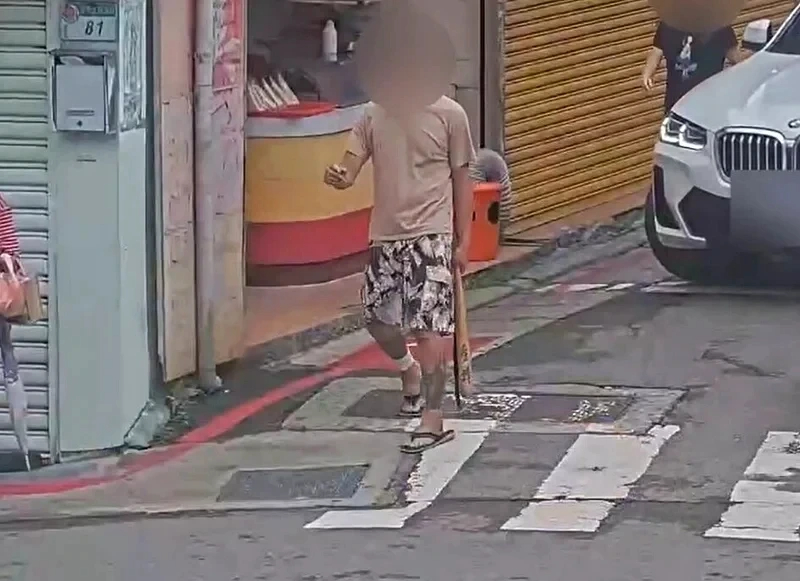 台北街頭男子持刀、球棒嚇壞民眾!疑因夫妻不和 警火速到場化解