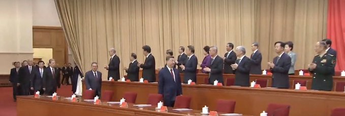 有網友發現，習近平在進場時與其他官員保持著一段相當遠的距離，推測該情形可能與習對其他官員的擔憂情緒有關。 圖：翻攝自 @HooJhuice X 帳號 