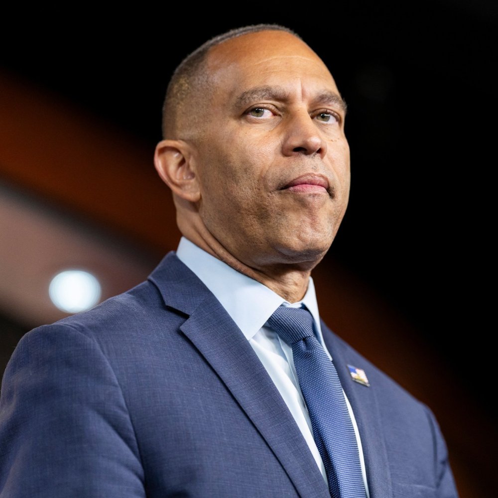 民主黨眾議院領袖傑佛瑞斯（Hakeem Jeffries）日前在俄亥俄州托萊多一座教堂出席聚會時表示，民主黨即將重新奪回眾議院控制權。 圖:翻攝自X @NEWSMAX