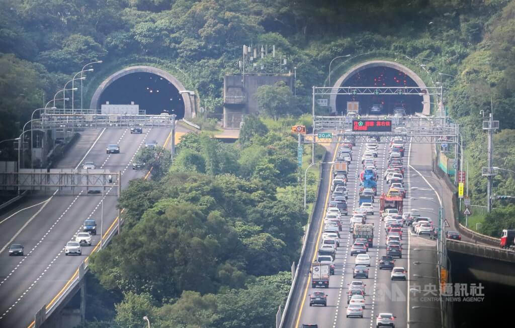 連假首日國道行車大致正常 25日估雪隧等路段易塞