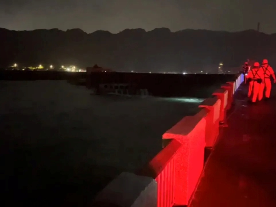 颱風警報剛解就衝海釣!基隆父子遭浪襲 父親失蹤兒斷牙