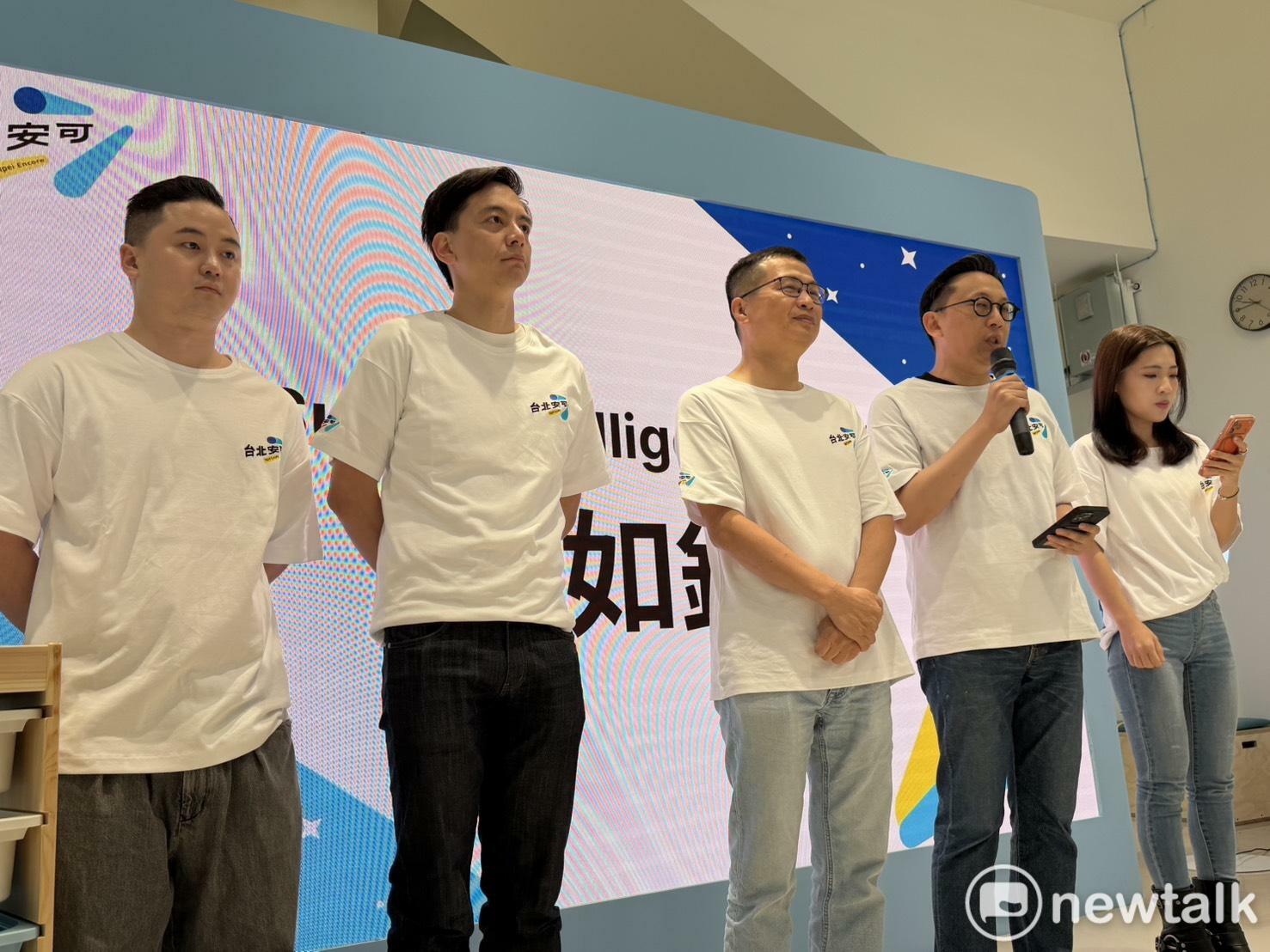 由右至左分別為蔣萬安競總副主委兼執行總幹事徐巧芯、SI總幹事葛如鈞、競總副主委兼總幹事羅智強、文宣總幹事牛煦庭、風向株式會社總監韋淳祐。 圖：高逸帆／攝 