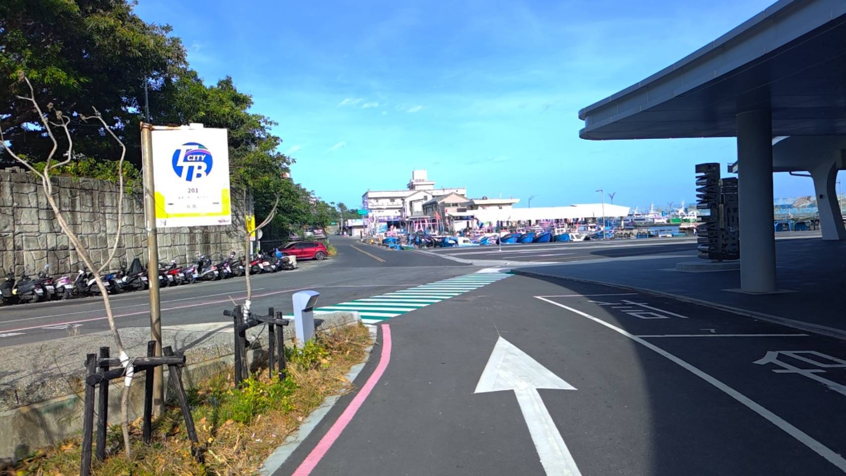 颱風巨浪擊落吊車!台東富岡港交通中斷 綠島航線緊急改道成功港進出