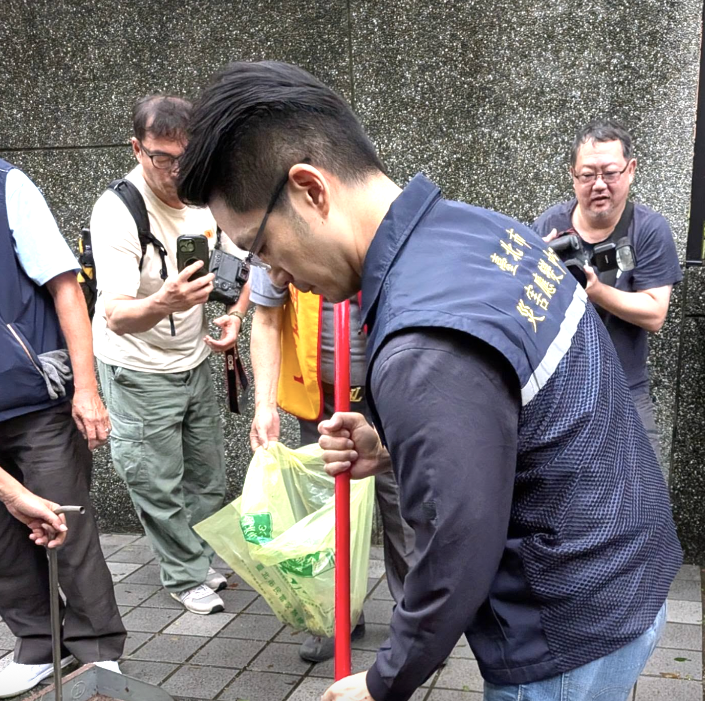  蔣萬安勘災並幫忙掃地。 圖：翻攝自李明賢Threads 