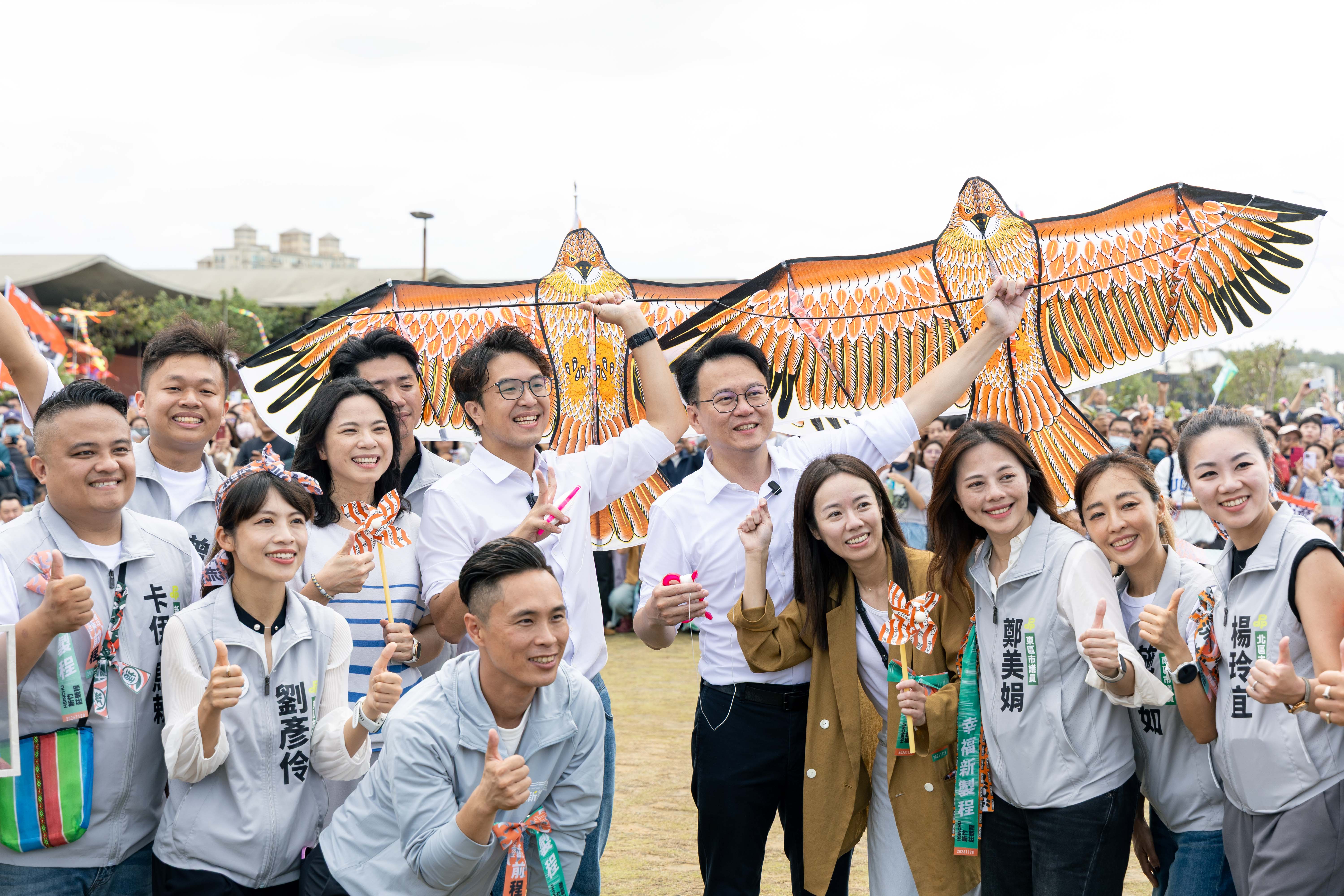  沈伯洋與莊競程合體，並一起放風箏。 圖：民進黨新竹市黨部提供 