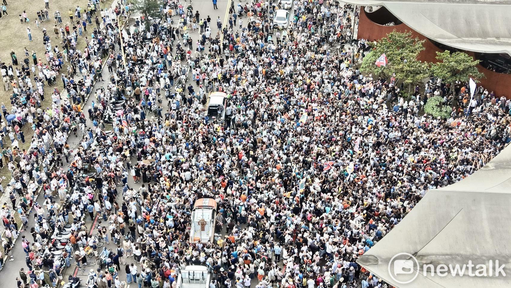  沈伯洋與莊競程合體，洋流號首度開到外縣市。 圖：民進黨新竹市黨部提供 
