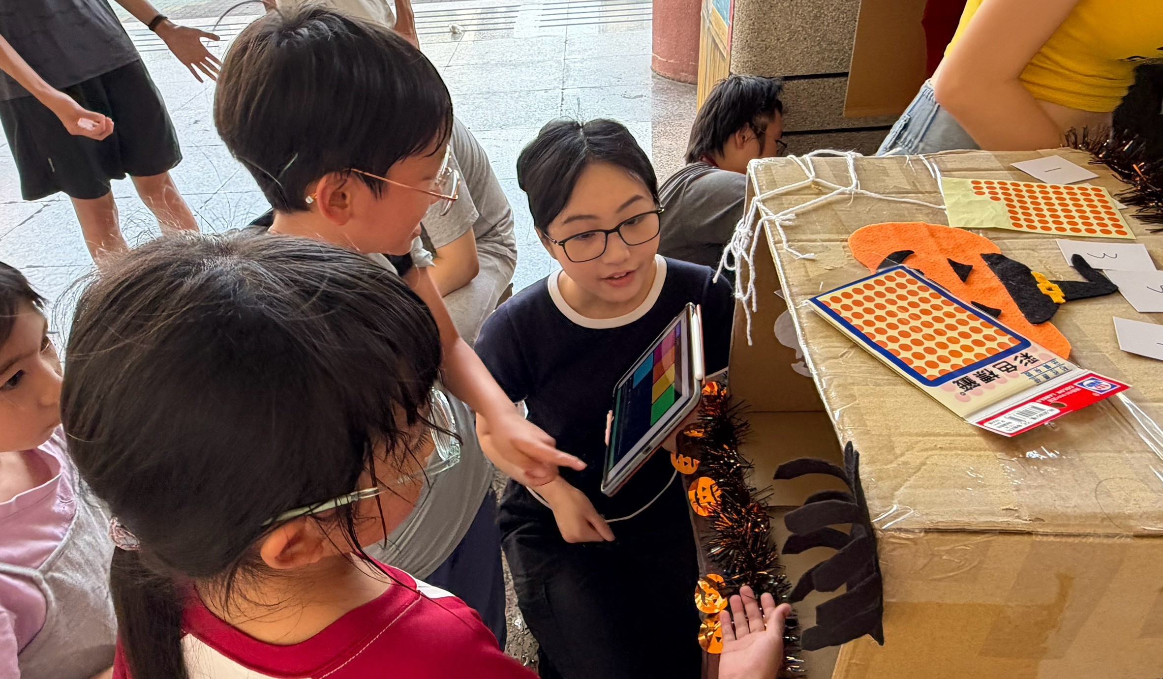 萬聖節倒數玩創意!中山大學攜手忠孝國小紙箱玩出新花樣