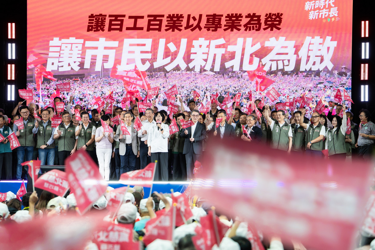  蘇巧慧一到現場就聽到滿場高喊「凍蒜！」、「2026、新北慧贏！」展現眾人展現團結必勝的決心。 圖：蘇巧慧競總提供 