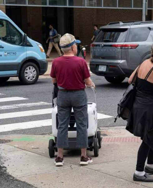 憂人類工作遭取代!美78歲退休教授當街擋Uber Eats機器人遭逮