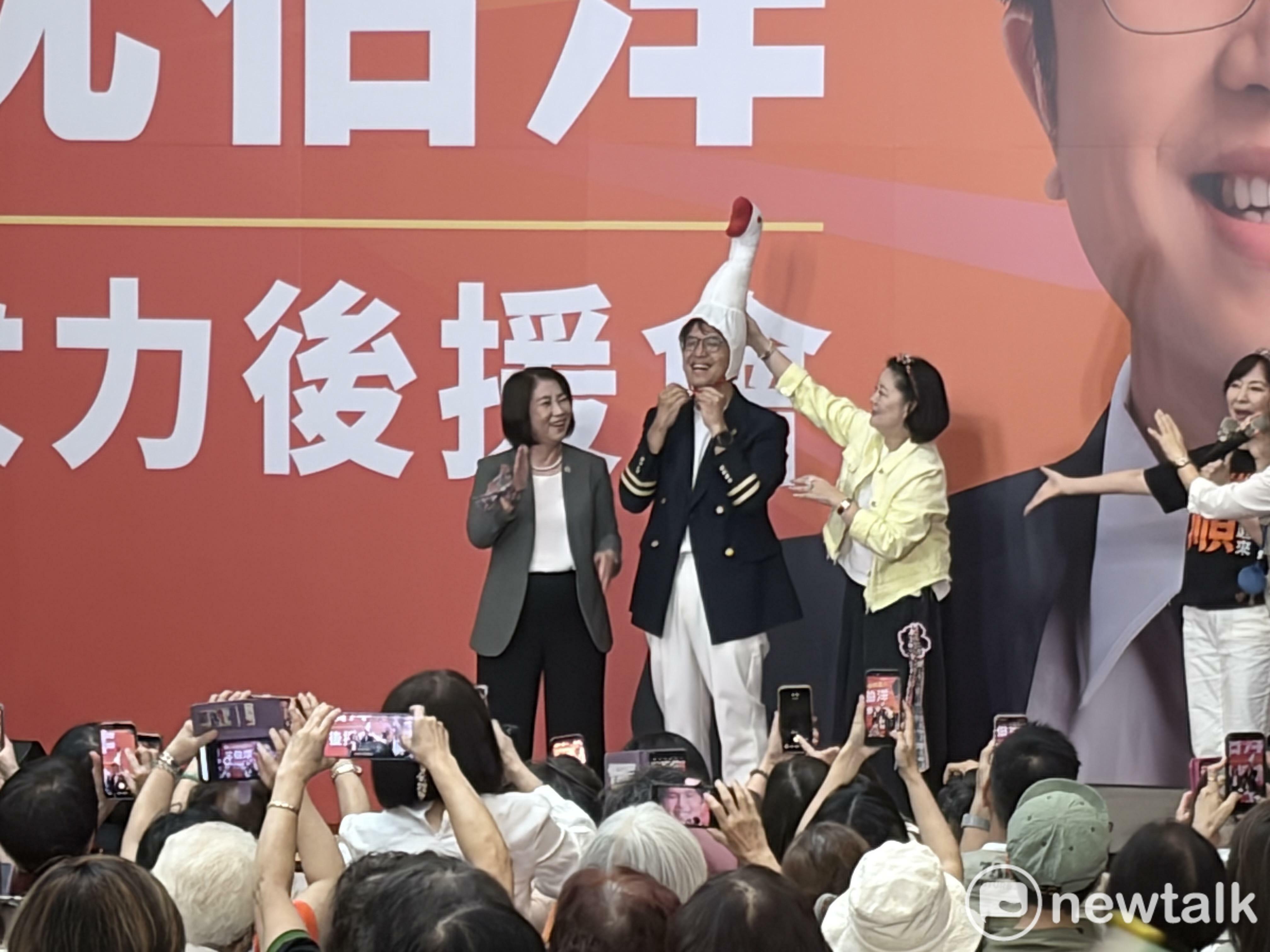  屏東縣長周春米送的第六份禮物——沈伯洋成沈伯「鵝」。 圖：李宣萱/攝 