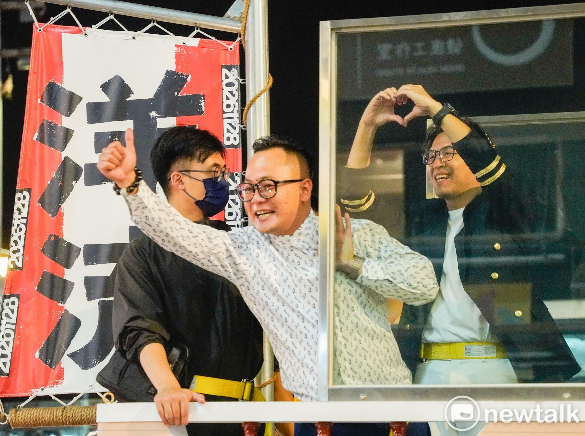 (影)沈伯洋童子瑋基隆合體「洋流童行」 防彈玻璃後向支持者致意