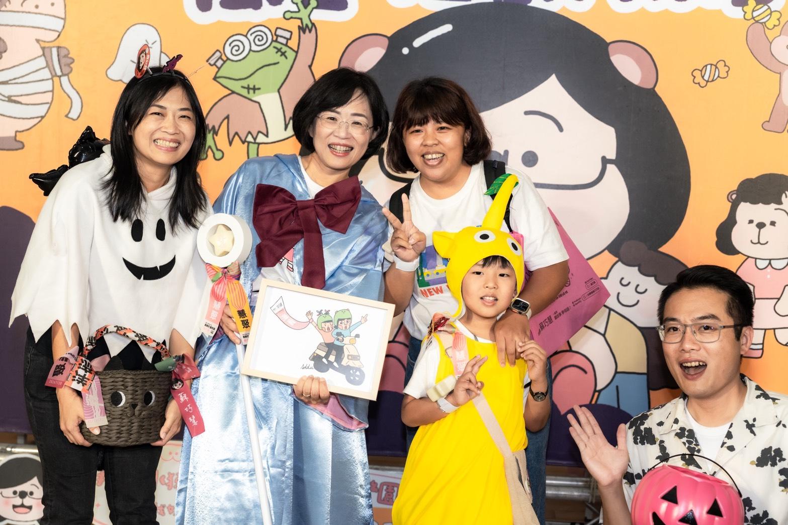 蘇巧慧化身「神仙教母」舉辦淡水萬聖節派對 上千組家庭扮裝同樂