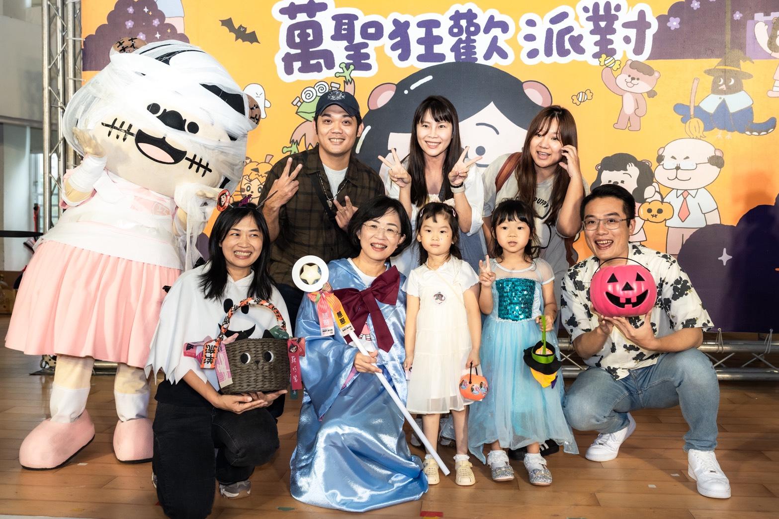  蘇巧慧表示，「水獺媽媽樂園」的核心理念就是讓孩子「做中學、學中玩」，以今天的萬聖變裝任務為例，從扮演什麼角色，到搭配哪些配件，其實都是讓孩子練習表達想法、學習自己做決定的好機會。 圖：蘇巧慧競總提供 
