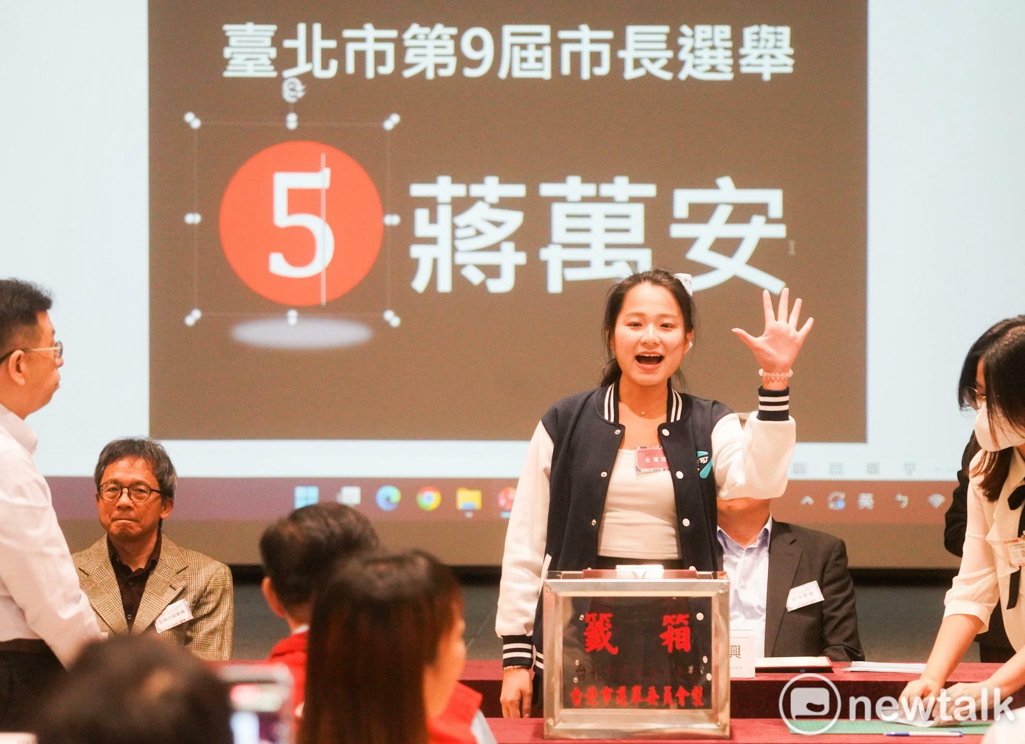 代抽首投族Yakira遭網攻 蔣辦、藍議員聲援:別造成寒蟬效應