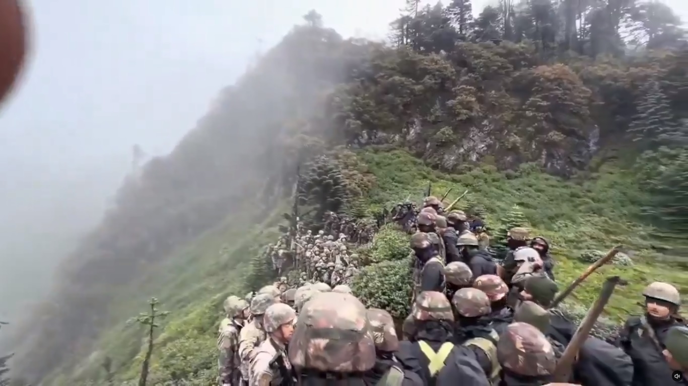 (影) 中印邊境最新對峙衝突影像曝光! 解放軍慘遭狼牙棒圍毆 士兵遭俘虜