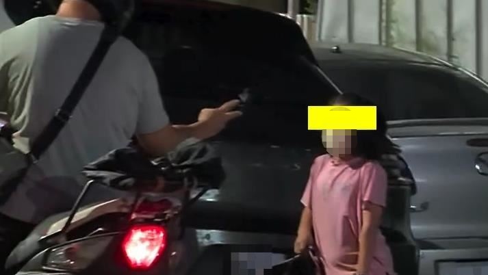 台中街頭虐童!狠父怒斥女童並掌摑 網氣炸:不配為人父