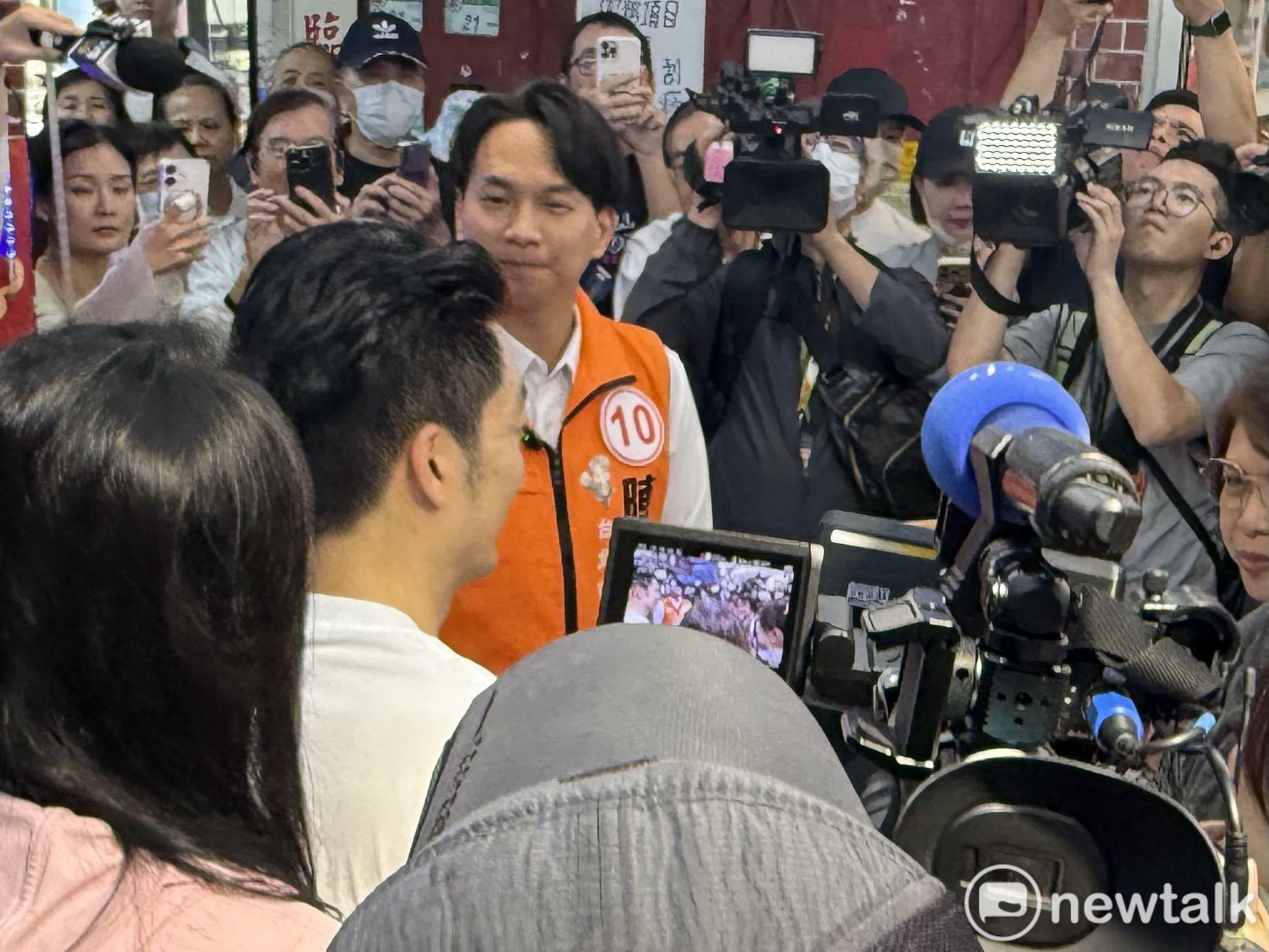 (影)支持者擠爆737夜市吼「被欺負太久了!」 蔣萬安掃街巧遇白營議員陳宥丞