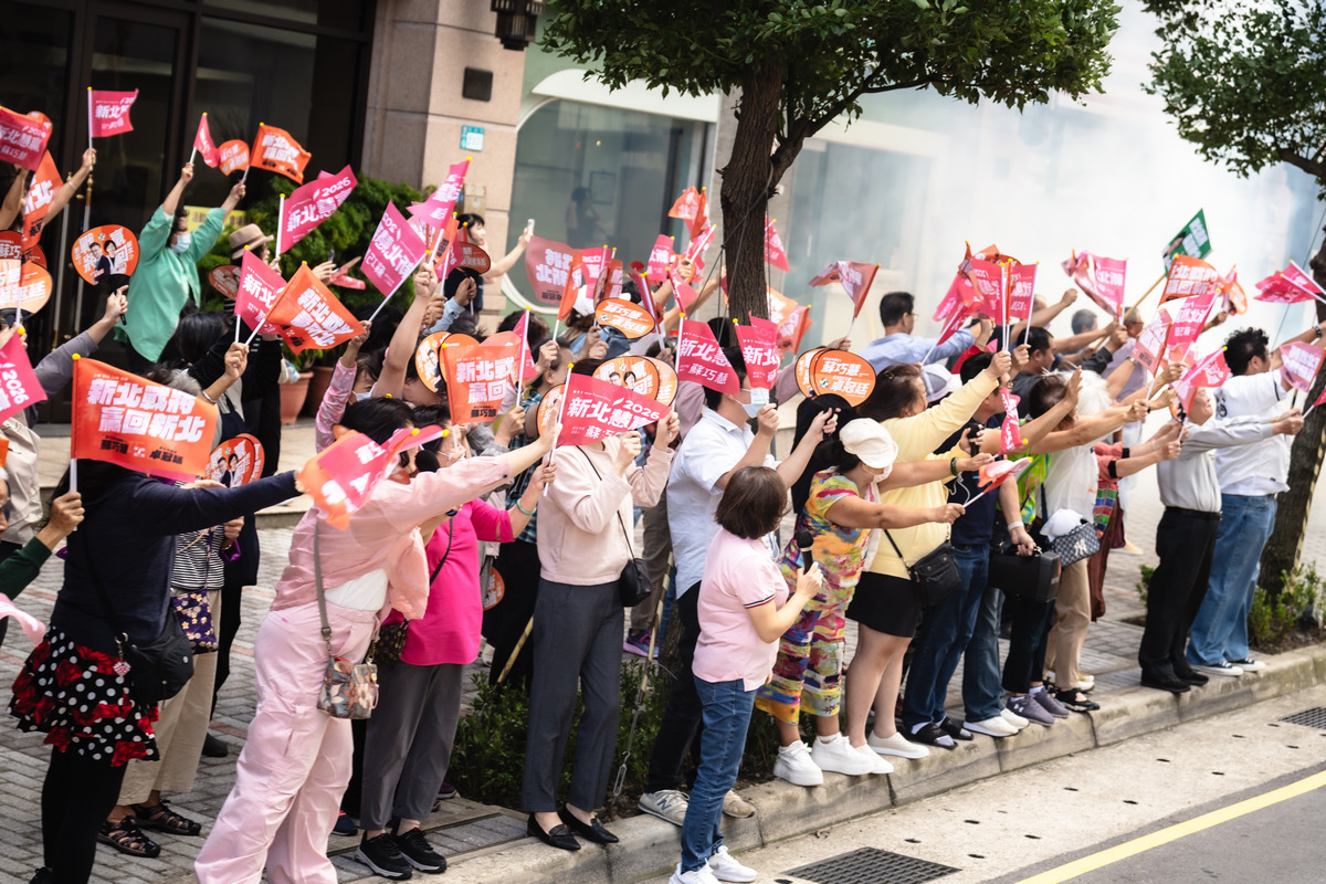  車隊掃街沿途，有許多民眾為蘇巧慧加油打氣。 圖：蘇巧慧競總提供 
